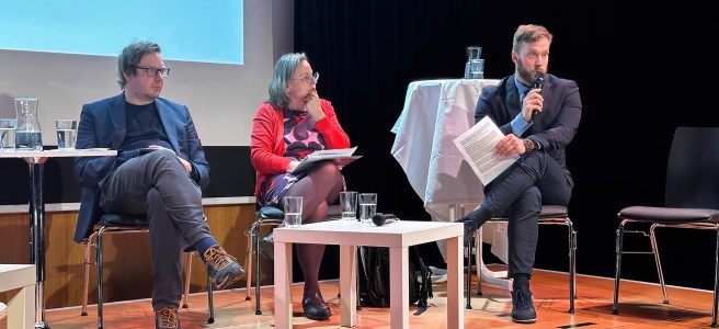 Podium-Frieden-WILPF-Austria-Podiumsdiskussion-Friedensforschung-Speaker-Moderation-Peace-Österreich-Wien-Josef-Mühlbauer-s-t