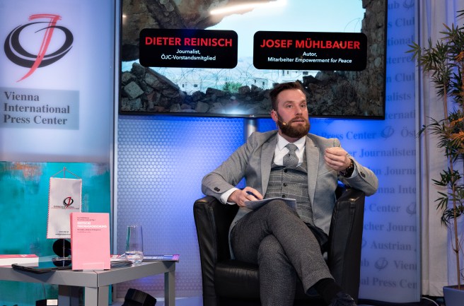 Josef Mühlbauer stellt das Buch Kritische Friedensforschung im österreichischen Journalisten Club vor