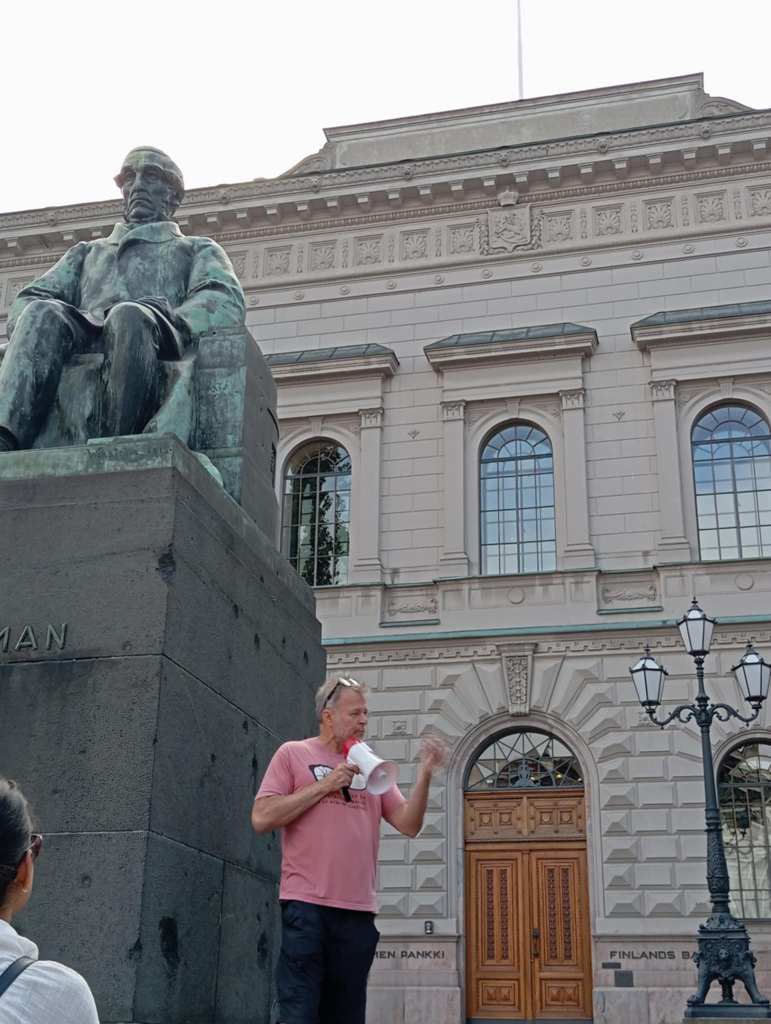 Prof Teivo took the time and went on a city tour with the participants of the conference and talked about the history and political development of Helsinki.