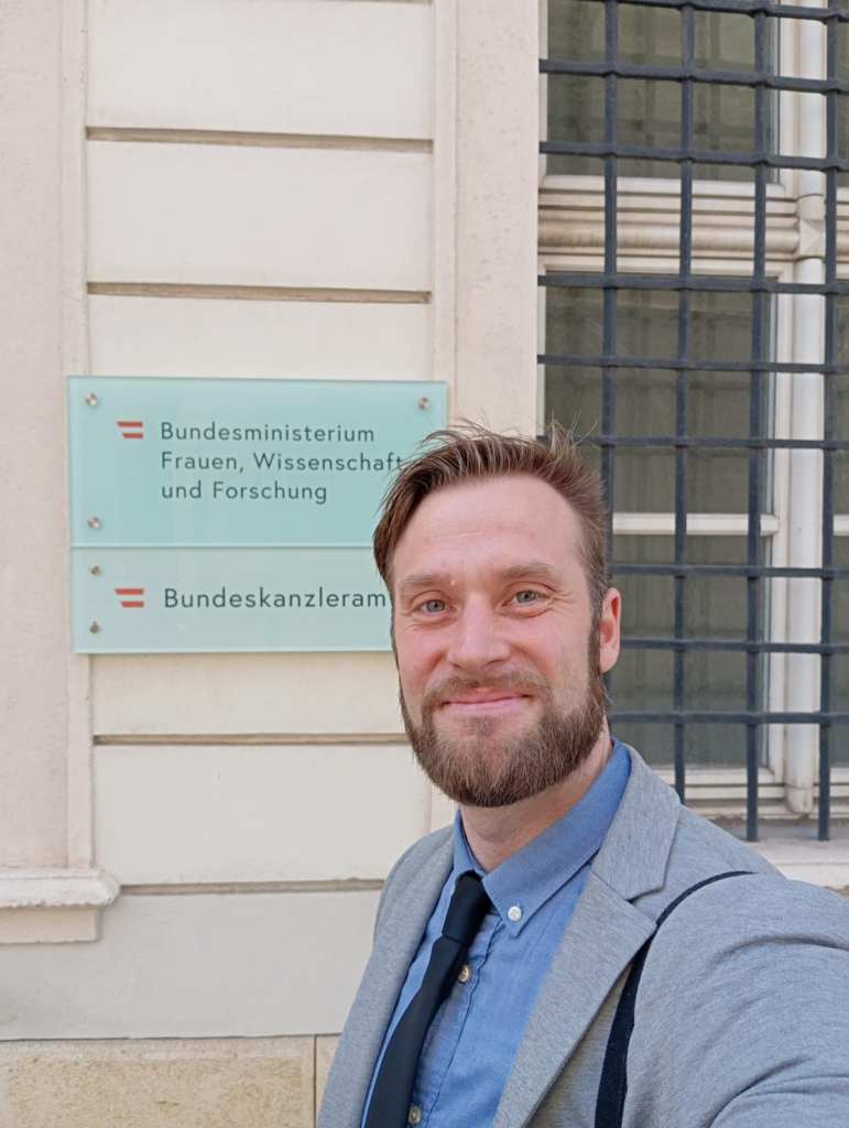 Panel-Josef-Mühlbauer-Friedensforscher-Beim-Round-Table-im-Bundesminsterium-Als-Experte-Friedensforscher-Friedensjournalist-Auf-Einladung-von-Eva-Maria-Holzleitner