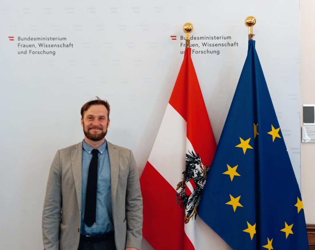 Panel-Josef-Mühlbauer-Friedensforscher-Beim-Round-Table-im-Bundesminsterium-Als-Experte-Friedensforscher-Friedensjournalist-Auf-Einladung-von-Eva-Maria-Holzleitner