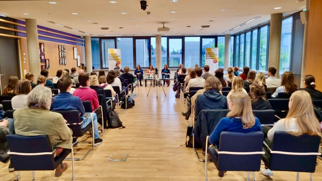 Podiumsdiskussion an der Uni Graz zum Matilda-Effekt, organisiert und moderiert vom Friedensforscher Josef Mühlbauer